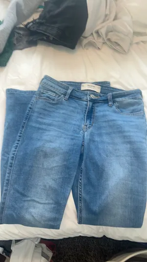 Hollister Low-Rise Bootcut Jeans thumbnail 4
