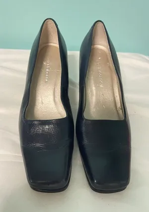 Liz Claiborne womens 6 navy blue leather pumps dress shoes‎ heels S-289 thumbnail 1