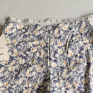NWT RVCA blue and white floral wide leg pants Side Zipper Size 29 thumbnail 2