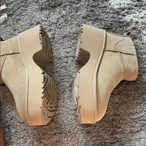 NWOT Ugg plush platform boots size‎ 8 thumbnail 3