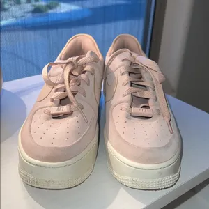 Nike Women's Blush Pink AF-1 Platform Sneakers Women’s‎ Size 8.5 thumbnail 2