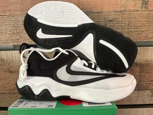 Nike Giannis black and white basketball shoe 7 youth 8.5 women’s. thumbnail 4