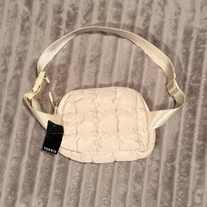 Torrid Quilted Belt Bag Off White Puffer Waist Pack Crossbody 43690450 NEW‎ thumbnail 2