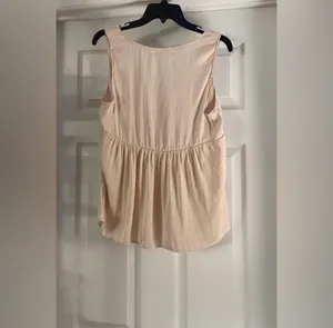 Impressions ladies sleeveless blouse is a size Medium. thumbnail 2