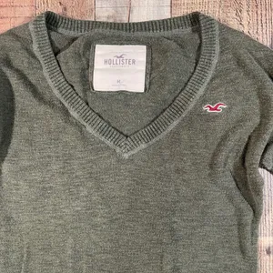 Hollister Olive Green Short Sleeve V Neck Cotton Knit Sweater Y2K Logo Medium thumbnail 2