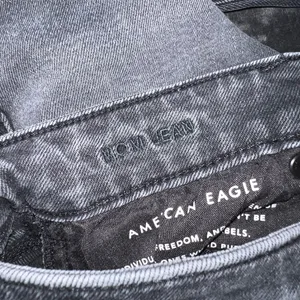 American Eagle Stretch Mom Jean in Black Size 4 Regular thumbnail 11