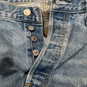 Levi’s 501 Cutoff Shorts Women’s 32 thumbnail 2