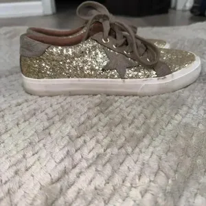 2/$20 Not Rated Women's ILLANA Fashion Sneaker Gold Star Glitter thumbnail 6