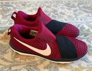 Women’s Size 7 Red Nikes thumbnail 1