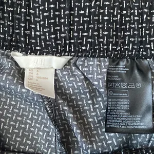 H&M polyester print pants thumbnail 3