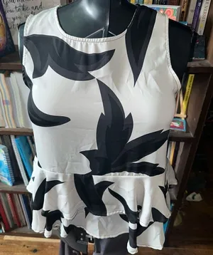 Collective Concepts monochrome ruffled sleeveless M top thumbnail 1
