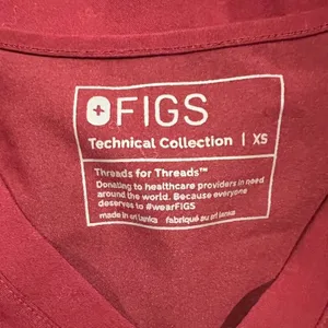 FIGS Essential 1-Pocket Scrub Top in Burgundy Size XS thumbnail 6