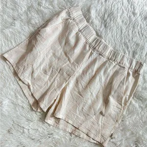 Divided H&M Women's Cream Shorts Size Medium thumbnail 1