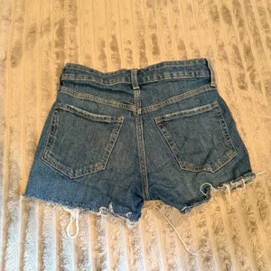 Old Navy OG Straight High-Rise Distressed Denim Shorts Size‎ 0 Cutoff Raw Hem thumbnail 2