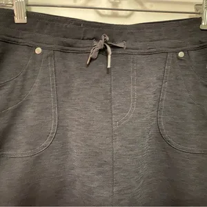 medium cargo skort in charcoal. thumbnail 6