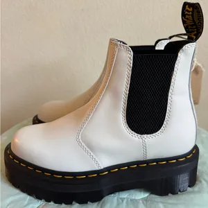 NWT Dr. Martens 2976 Quad LA004 Women’s White Boots size 7 thumbnail 1