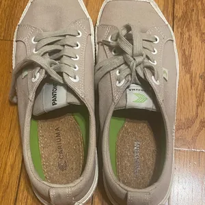 Cariuma x Pantone Gray‎ White Lace Up Casual Unisex Sneakers Womens 8.5 Mens 7 thumbnail 3