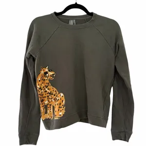 ANTHROPOLOGIE Loulou Avenue Cheetah Graphic Crewneck Sweatshirt in Gray Sz XS thumbnail 1