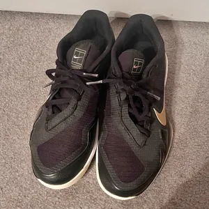 NikeCourt Air Zoom Vapor Pro Black & Gold Women’s Tennis Shoes thumbnail 3