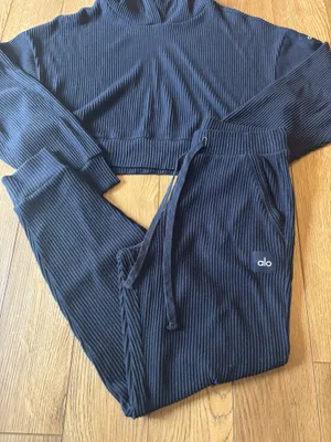 Alo yoga sweat set  thumbnail 2