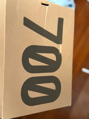 Yeezy 700 V3 thumbnail 8