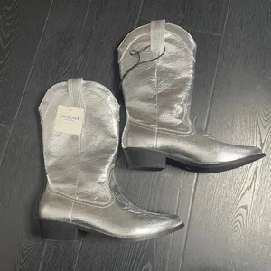ARIZONA Silver Cowgirl Boots NWT 6.5‎ Pointed thumbnail 2