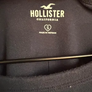 Hollister San Diego Graphic Crop Tee Navy Blue Baby Tee thumbnail 4