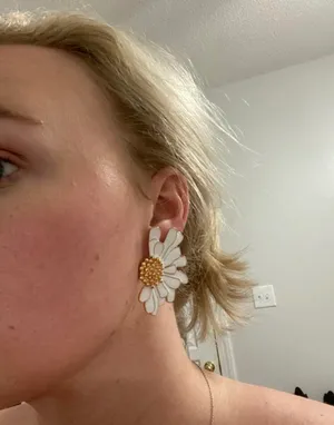 Boutique Gold Flower Stud Earnings White thumbnail 4