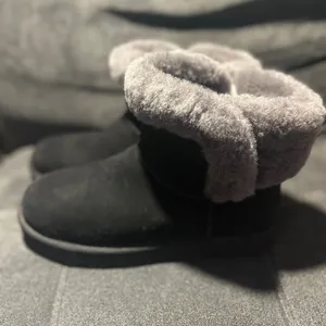 UGG Women's Saniya Mini Boots Black Suede Sheepskin Collar Size 9 1153512 thumbnail 3