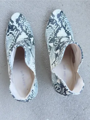 Steve Madden White and Black Snake-Print Pointed Ankle Booties Sz 8 thumbnail 6