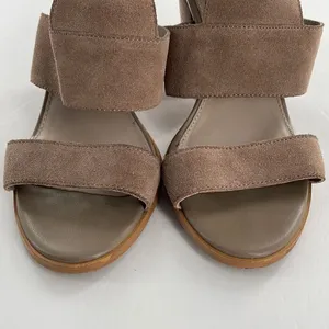 Hinge size 7.5 taupe leather zipper back 4” heeled sandals. thumbnail 9