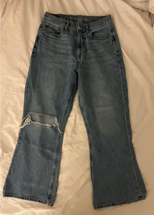 American Eagle High-Rise 90s Flare Jeans thumbnail 1
