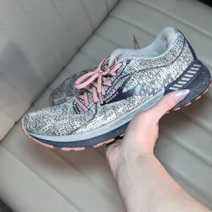 Brooks Women’s Athletic Shoes in Pink and Gray 9.5 thumbnail 4