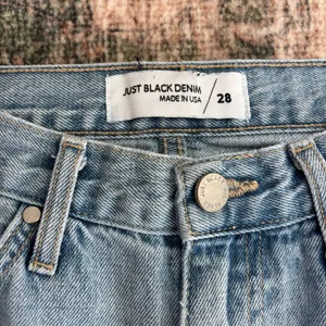 Just Black‎ Denim Straight Leg Jeans Size 28 Distressed Light Wash Made In USA thumbnail 4