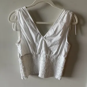 Old Navy Sleeveless v-neck tie shoulder smocked blouse thumbnail 3