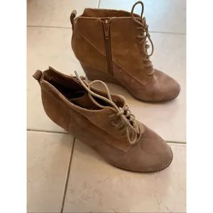 Lucky Brand Tan Yoanna Suede Wedge Bootie Women's Size 8 thumbnail 2
