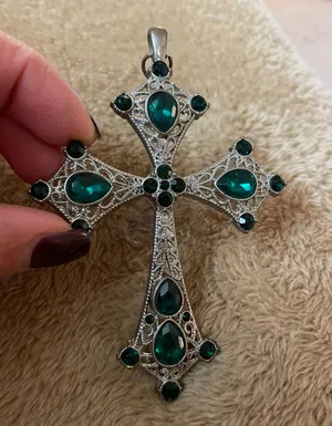 Emerald-look Stone Cross Gift Jewelry Pendant. thumbnail 1