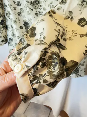 TUCKERNUCK Faded Roses Bouvier Blouse Size Medium thumbnail 3
