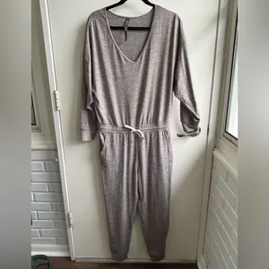 Vuori Long‎ Sleeve Lux Jogger Jumpsuit medium athleisure yoga travel thumbnail 3