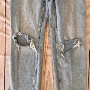 Abercrombie & Fitch Distressed High Rise Straight Leg Dad Jeans thumbnail 4
