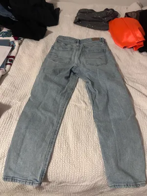 American Eagle Strigid Mom Jeans Light Wash thumbnail 2