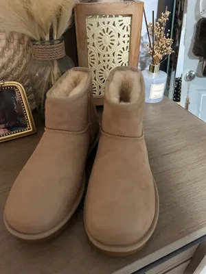 UGG Women’s Classic Mini Boots thumbnail 4