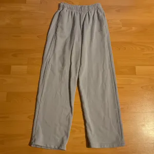 Alo Yoga Accolade Straight Leg Sweatpant Winter Frost XS thumbnail 2