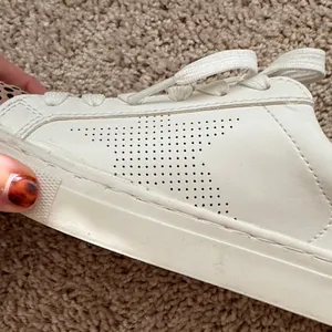 Universal Thread White and Tan Dot Sneakers thumbnail 7