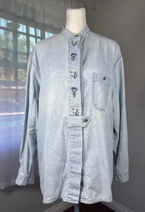 Vintage ‘80s Carry Back Light Wash Denim Embroidered Relaxed Fit Shirt thumbnail 1
