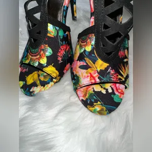 Sz 8.5 Stilettos High Floral Platform Heel Ankle Strap Back Zipper Shoes thumbnail 2