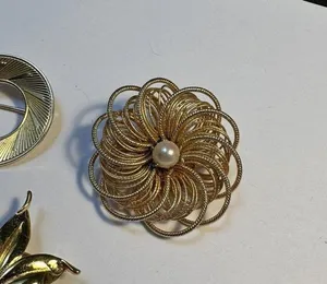 Lot Of 3 Gold Tone Brooch Pins Faux Pearl thumbnail 8