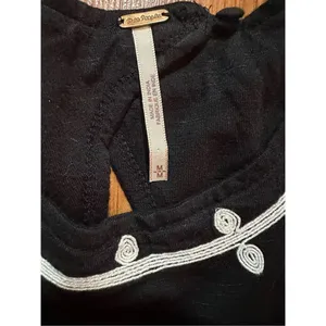 Free People DOS SEGUNDOS‎ Black/White Embroidered Batwing Top Sz M thumbnail 4
