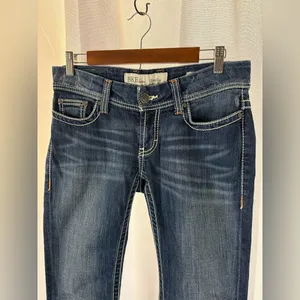 Women’s BKE STELLA Cropped Raw Hem Jeans‎ Sz 27 Fade Whisking Low Rise EUC thumbnail 2
