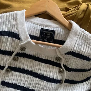 ☀️ Abercrombie knit navy and white stripe sweater thumbnail 4